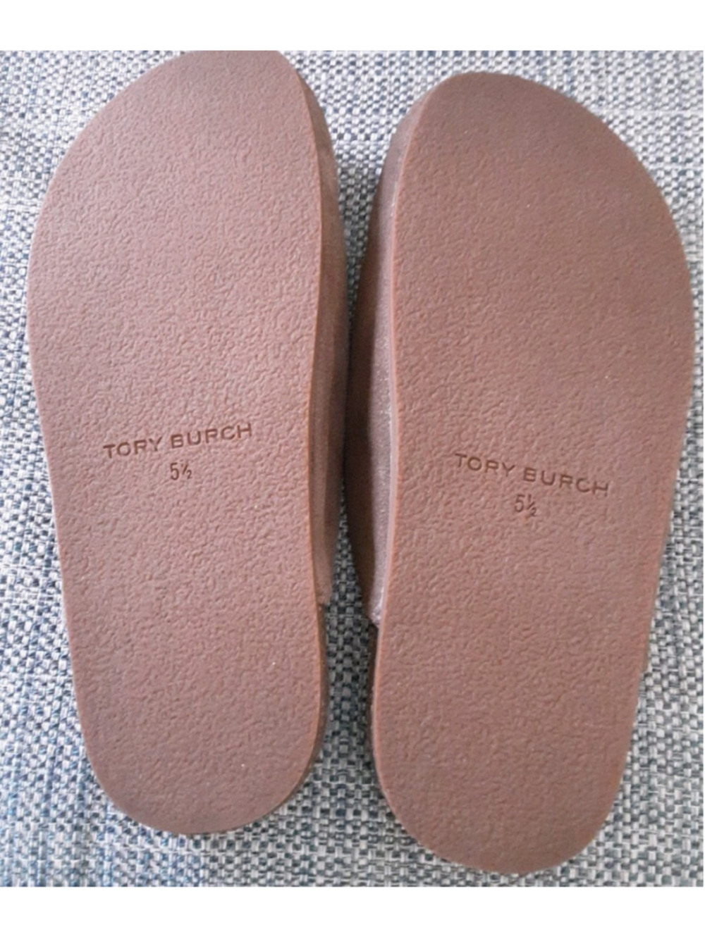 TORY BURCH River Rock Taupe Suede Mules Gold T Charm Bow Cork Insole Sz 5.5 Mint - Picture 8 of 14